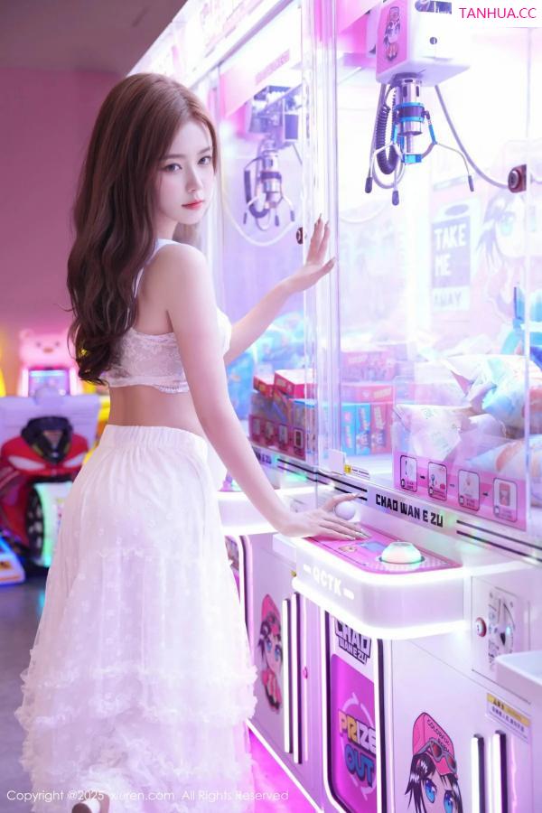   [XiuRen]高清写真图 2025.09.22 No.10791 拍黄瓜girl 白色连衣裙第2张图片